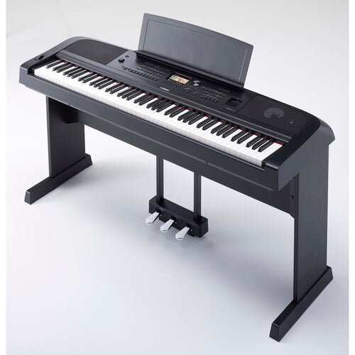 Yamaha DGX-670 88-key Piano/keyboard combo