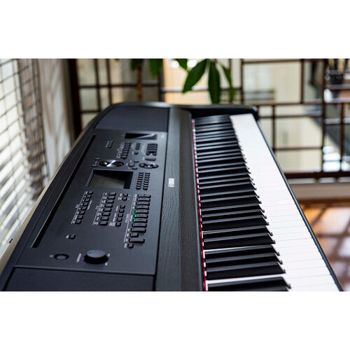 Yamaha DGX-670 88-key Piano/keyboard combo